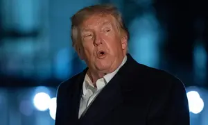 Presiden Amerika Serikat Donald Trump berbicara kepada wartawan saat berjalan di halaman selatan Gedung Putih setibanya di Washington, Kamis (8/10/2026). (Dok. AP Photo/Jose Luis Magana)