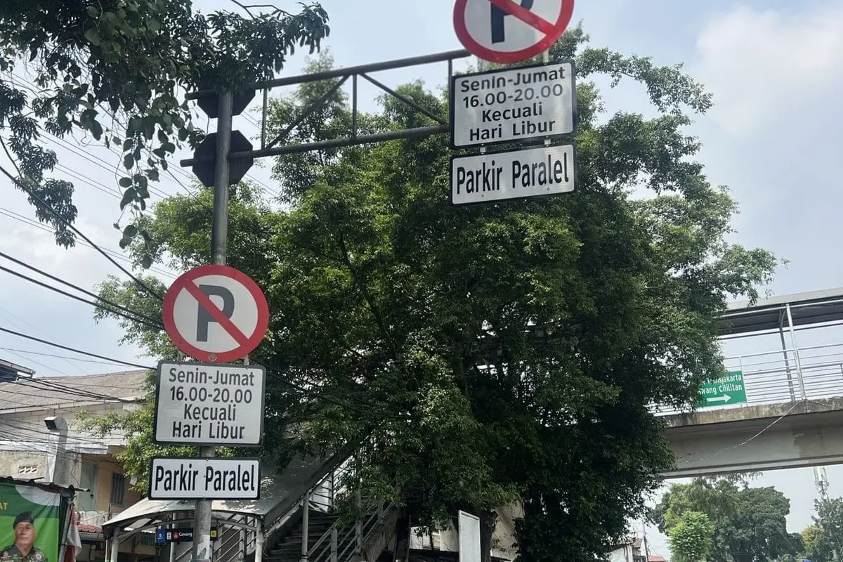 Parkir Semrawut di Jalan Mayjen Sutoyo Cawang