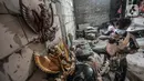 Perajin saat menyelesaikan pembuatan patung Garuda Pancasila di industri rumahan kawasan Bali Raya, Kalimalang, Jakarta Timur, Selasa (1/7/2021). Usaha ini kembali bangkit di masa pandemi Covid-19 seiring datangnya pesanan dari sejumlah wilayah di Indonesia. (merdeka.com/Iqbal S. Nugroho)