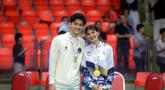 Pevoli Indonesia Alfin Daniel Pratama (kiri) berfoto bersama dengan kekasihnya yang juga penerjemah Timnas voli putra Thailand, McEntee Catherine, di di Stadion Indoor Hua Mak, Jumat (19/12/2025). Pasangan pevoli Indonesia, Alfin Daniel Pratama dan penerjemah timnas voli putra Thailand, McEntee Catherine kedapatan saling memberikan dukungan usai laga sengit final voli putra SEA Games 2025 di Stadion Indoor Hua Mak, Jumat (19/12/2025). (Bola.com/Bagaskara Lazuardi)