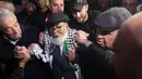 Narapidana Palestina tertua yang ditahan di penjara Israel tiba untuk mengunjungi makam mendiang pemimpin Palestina Yasser Arafat setelah dibebaskan usai menjalani hukuman 17 tahun, di kota Ramallah, Tepi Barat, Senin (13/3/2023). Fuad Shubaki (83) anggota senior gerakan Fatah, ditangkap oleh pasukan keamanan pada tahun 2002 pada puncak intifada kedua, atau pemberontakan. (AHMAD GHARABLI / AFP)