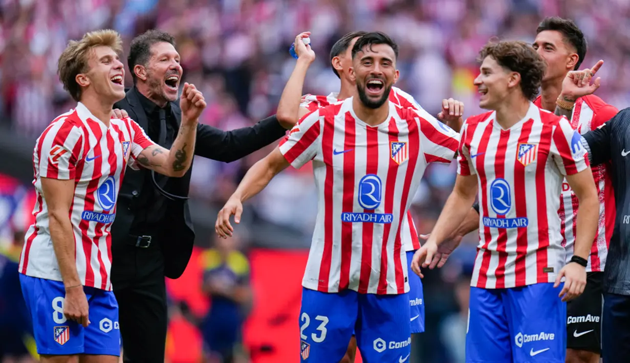 Pelatih Atletico Madrid, Diego Simeone, bersama anak asuhnya merayakan kemenangan atas Real Madrid pada laga Liga Spanyol 2025/2026 di Stadion Wanda Metropolitano, Sabtu (27/9/2025). (AP Photo/Manu Fernandez)