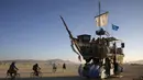 Seorang peserta mengendarai mobil yang dibentuk seperti kapal selama acara The Burning Man 2015 atau " Carnival of Mirrors " di sebuah gurun pasir,  Nevada ,(31/8/2015). Sekitar 70.000 orang akan hadir dalam acara ini. (REUTERS/Jim Urquhart)