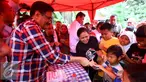 Calon Wakil Gubernur DKI Jakarta Djarot Saiful Hidayat saat membagikan buku kepada warga Petukangan Utara, Jakarta, Selasa (29/11). Djarot akan mempertahankan program KJP untuk menjamin pendidikan di Jakarta. (Liputan6.com/Gempur M Surya)