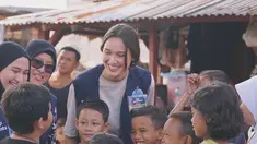 Seru menghibur anak-anak dalam kegiatan sosial, Yasmin Napper bersama para donatur di platform digital menggelar aksi bersama di Kampung Pemulung, Jakarta. Dalam momen tersebut, terlihat bahwa Yasmin Napper asik bermain bersama anak-anak menyebarkan kebahagiaan. (Liputan6.com/IG/@yasminnapper)