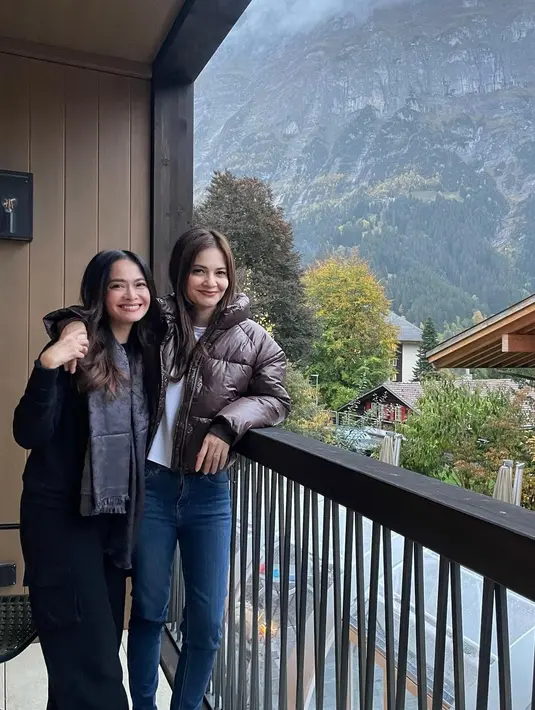 <p>Yang terbaru, keduanya juga menikmati liburan bersama di Swiss dan Italia. Tiga dekade bersahabat, keduanya tampak begitu dekat. [Instagram/ersamayori]</p>