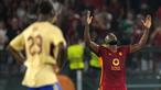 Pemain AS Roma, Romelu Lukaku melakukan selebrasi setelah mencetak gol pembuka ke gawang Servette pada laga Grup G Liga Europa 2023/2024 di Olympic Stadium, Roma, Italia, Jumat (6/10/2023) dini hari WIB. Lukaku berhasil menyumbang satu gol pada laga ini. (AP Photo/Alessandra Tarantino)