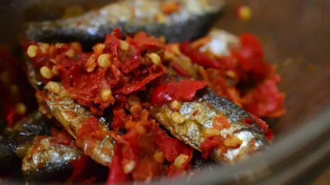Ikan asin masak sambal adalah menu yang sudah tidak asing lagi di Indonesia/copyright dapoersimbok.wordpress.com