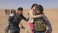 Aysha saat digendong oleh prajurit penyelamat menuju lokasi yang aman (Dailymail.com)