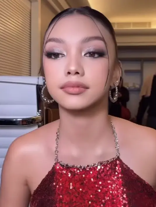 Lipstik matte bernuansa merah bata bikin Naura Ayu makin terlihat menawan [@itsfrankywu]