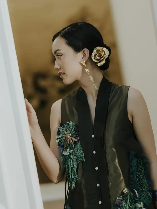 6 Pesona Nabila Putri Sulung Tora Sudiro Resmi Tunangan setelah 9 Tahun Pacaran, Tampil Menawan Dibalut Kebaya Modern