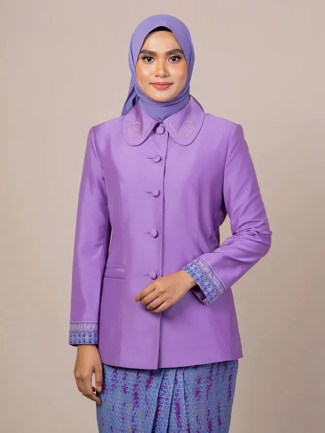 Gamis Batik Modern dengan Detail Blazer Warna Lilac Soft