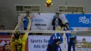 Pemain Jakarta Livin' Mandiri, Pascalina Mahuze (kanan) melepaskan spike yang berusaha diblok pemain Gresik Petrokimia Pupuk Indonesia, Polina Rahimova pada laga seri ketiga putaran pertama PLN Mobile Proliga 2024 di GOR PSCC, Palembang, Sumatera Selatan, Jumat (10/5/2024). Jakarta Livin' Mandir kalah 0-3 (32-34, 19-25, 22-25). (Dok. PBVSI)