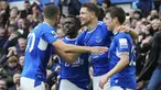 Kejutan dibuat Everton yang kini ditangani pelatih anyar Sean Dyche pada pekan ke-22 Liga Inggris 2022/2023 saat menjamu Sang pemuncak klasemen sementara Arsenal di Goodison Park, Sabtu (4/2/2023) malam WIB. Dalam laga debutnya, pelatih yang sebelumnya membesut Burnley ini mampu memimpin pasukannya menghentikan rentetan tak terkalahkan Arsenal dalam 13 laga di Liga Inggris dengan kemenangan tipis 1-0. Gol kemenangan The Toffees yang sekaligus mendongkrak posisi Everton dari zona degradasi dicetak oleh James Tarkowski pada menit ke-60 lewat sundulan kepala memanfaatkan umpan sepak pojok Dwight McNeill. (AP Photo/Jon Super)