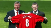 Wayne Rooney bersama Sir Alex Ferguson ketika pertama kali diperkenalkan sebagai pemain Manchester United pada 1 September 2004. (AFP/Paul Barker)