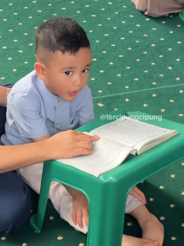 Potret Rayyanza Belajar Mengaji (credit: instagram.com/tercipungcipung).
