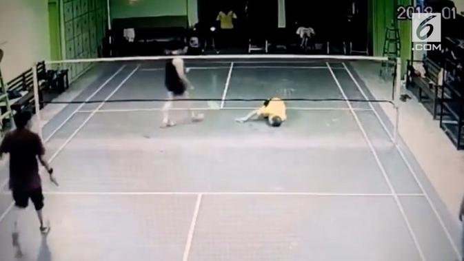 Video Pria Meninggal Saat Bermain Bulu Tangkis Regional Liputan6 Com