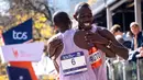 Pelari Kenya, Benson Kipruto (kiri) dan kompatriotnya, Alexander Mutiso berpelukan setelah melintasi garis finis pada ajang New York Marathon 2025 pada Minggu (02/11/2025) waktu setempat. Ini menjadi finis dengan jarak terdekat dalam ajang maraton dengan selisih 0,03 detik. (AP Photo/Angelina Katsanis)
