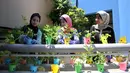 Anak-anak Palestina merawat tanaman dalam cangkir plastik di Pusat Anak-Anak Al-Qattan, Gaza City, Senin (20/7/2020). Anak-anak Palestina belajar bagaimana memanfaatkan kembali botol dan wadah plastik bekas untuk dekorasi taman. (Xinhua/Rizek Abdeljawad)