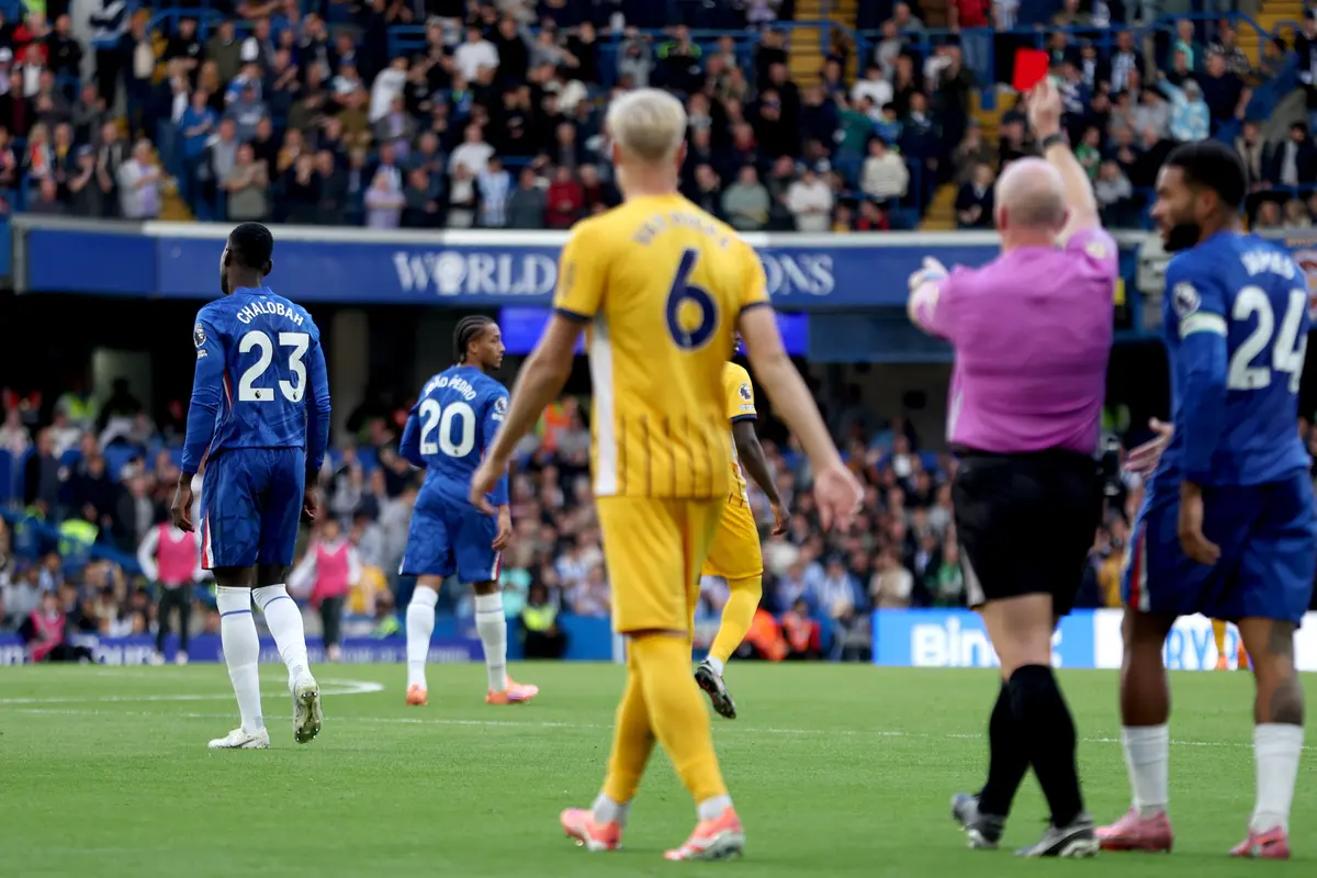 Wasit memberikan kartu merah pada Trevoh Chalobah di laga Chelsea vs Brighton di Stamford Bridge di pekan keenam Premier League 2025/2026. (Steven Paston/PA via AP)