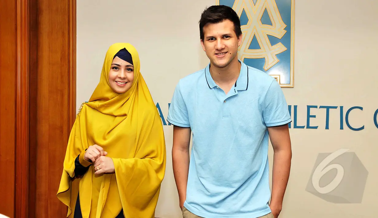 Risty Tagor dan Stuart Collin menggelar konferensi pers di kawasan Sudirman, Jakarta, Rabu (8/4/2015). Keduanya memberi klarifikasi mengenai pertunangan mereka yang berlangsung beberapa waktu hari lalu. (Liputan6.com/Faisal R Syam) 