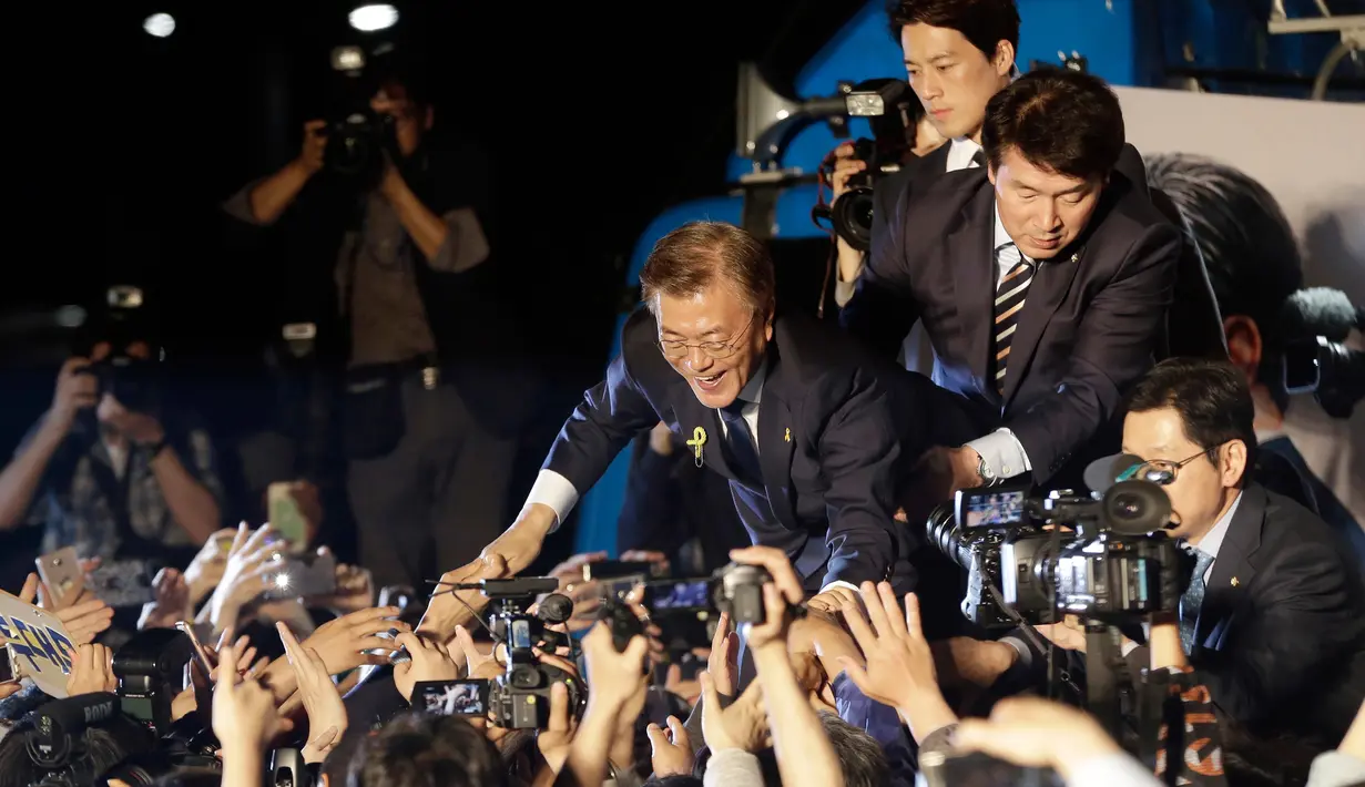 Presiden Korsel terpilih, Moon Jae-in mendapatkan selamat dari para pendukung saat akan menyampaikan pidato kemenangan di Seoul, Selasa (9/5). Moon yang berhaluan politik liberal menang telak dengan megantongi 41,4 persen suara. (AP Photo/Ahn Young-joon)