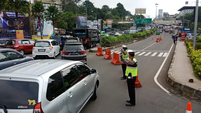 Libur Isra Mikraj, Antrean Kendaraan Mengular 5 Km Menuju Puncak Bogor. (Liputan6.com/Achmad Sudarno)
