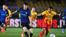 Duel Alessandro Bastoni (kiri) dengan Walid Cheddira di laga Lecce vs Inter Milan di pekan ke-26 Liga Italia 2025/2026 di Stadio Via del Mare, Minggu (22/02/2026) dini hari WIB. (Giovanni Evangelista/LaPresse via AP)