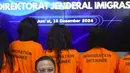Dirwasdakim Yuldi Yusman juga menyampaikan bahwa pihaknya masih terus bekerja untuk menemukan siapa di balik kedatangan 12 WNA tersebut dan mempekerjakan mereka sebagai PSK. (Liputan6.com/Angga Yuniar)