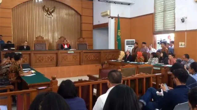 Meski KPK telah menyerahkan berkas ke pengadilan Tipikor namun sidang praperadilan Setya Novanto tetap berjalan.