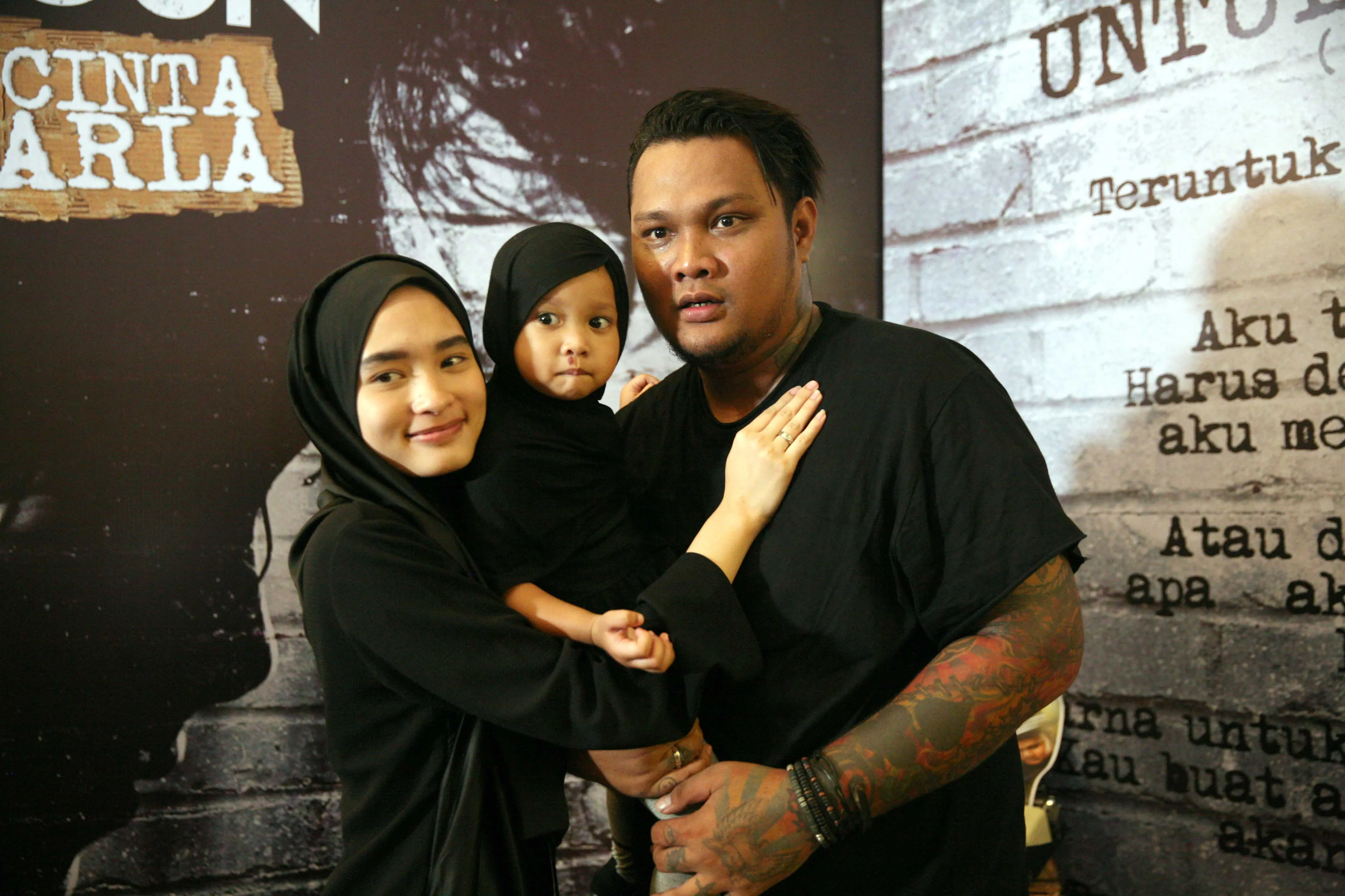 Virgoun dan keluarga kecilnya (Nurwahyunan/Bintang.com)