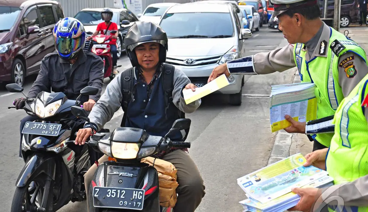 Menurut Kepala Subdit Pendidikan dan Rekayasa Lalulintas Polda Metro Jaya Ajun Komisaris Besar Polisi Warsinem, pembagian ini merupakan bagian dari Operasi Ketupat Jaya 2014, Jakarta, Jumat (18/07/2014)(Liputan6.com/Faizal Fanani)