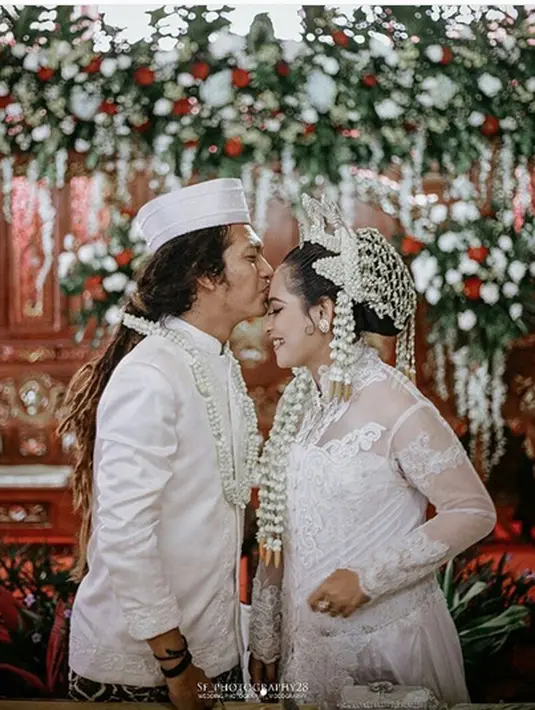 Setelah resmi menjadi suami istri, Rafi mengecup kening istrinya. (Instagram/SF_photography)