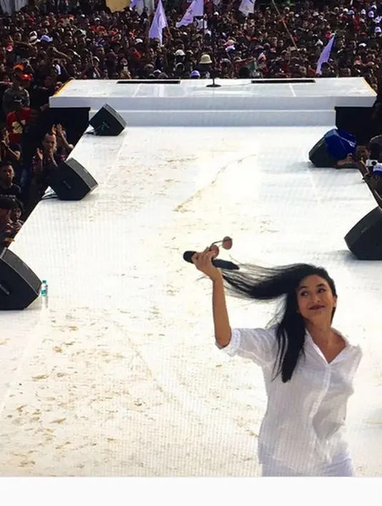 "Terima kasih untuk kemarin. Indah.. Ini bentuk apresiasi pribadi saya pada pesta demokrasi di indonesia," tulis Happy Salma dalam akun Instagram dalam foto di atas panggung Konser Gue 2.(Instagram/happysalma)
