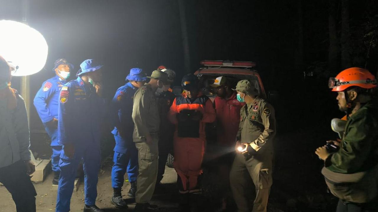 Aipda Pen berjalan kaki memikul Yohanes melewati hutan dan jalan kecil hingga Yohanes bisa tiba di lokasi pengungsian.<br>