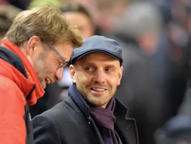 Pelatih Liverpool, Jurgen Klopp berbincang dengan Pelatih Exeter City, Paul Tisdale (kanan) pada laga piala FA putaran ketiga di Stadion, Anfield, Liverpool, Kamis (21/01/20160 dini hari WIB. (AFP/Paul Ellis)