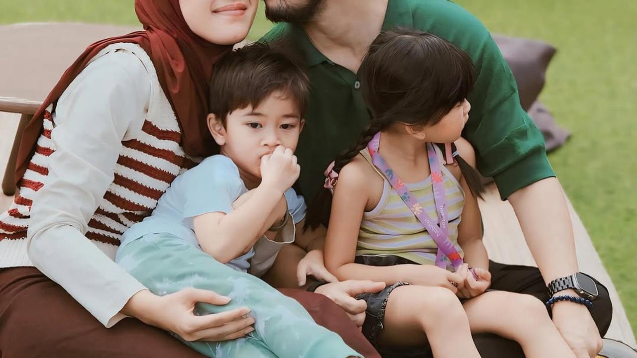 5 Potret Harmonis Keluarga Syahnaz Sadiqah dan Jeje Govinda yang Jauh Miring dari Gosip