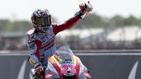 Pembalap Italia yang memperkuat Tim Gresini Ducati, Enea Bastianini berhasil menjuarai MotoGP Prancis 2022 yang digelar di Sirkuit Le Mans, Prancis, Minggu (15/5/2022) malam WIB. Kemenangan tersebut merupakan gelar ketiga pembalap berusia 24 tahun ini di MotoGP musim ini. (AP/Jeremias Gonzalez)