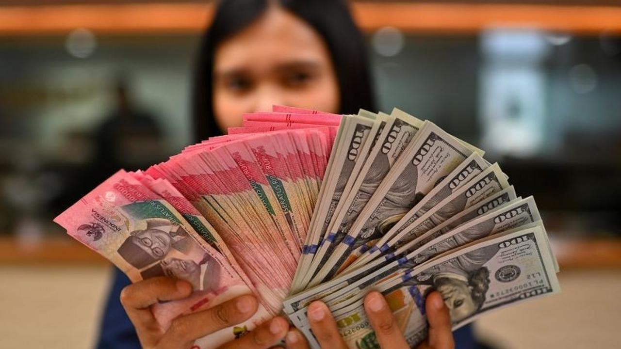 Pakar: Pelemahan Rupiah Picu Kenaikan Harga Bahan Baku Impor dan BBM Nonsubsidi