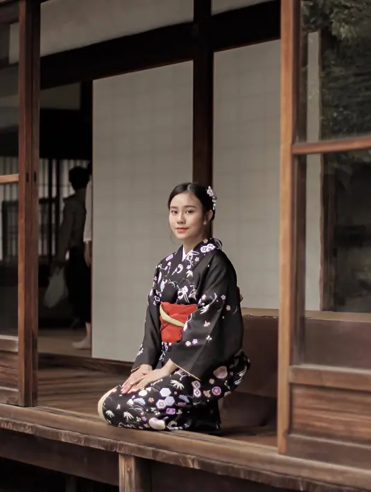 Kocaknya dalam liburannya ke Jepang, Jessica Jane malah membuat caption "Annyeong haseyo" yang dimana merupakan bahasa dari Korea Selatan. Tentu banyak netizen pun yang heran dan membajiri kolom komentar Instagramnya dengan berbagai komentar kocak. (Liputan6.com/IG/@jessicajane99)