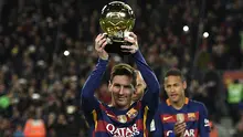 Bintang Barcelona, Lionel Messi, pamer Piala Ballon d'Or jelang laga melawan Athletic Bilbao. Gelar pesepak bola terbaik dunia itu merupakan yang kelima kalinya bagi Messi. (AFP/Lluis Gene)