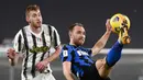 Gelandang Inter Milan, Christian Eriksen (kanan) mengontrol bola dibayangi striker Juventus, Dejan Kulusevski dalam laga leg kedua semifinal Coppa Italia 2020/21 di Juventus Stadium, Turin, Selasa (9/2/2021). Inter Milan bermain imbang 0-0 dan gagal lolos ke final. (LaPresse via AP/Marco Alpozzi)