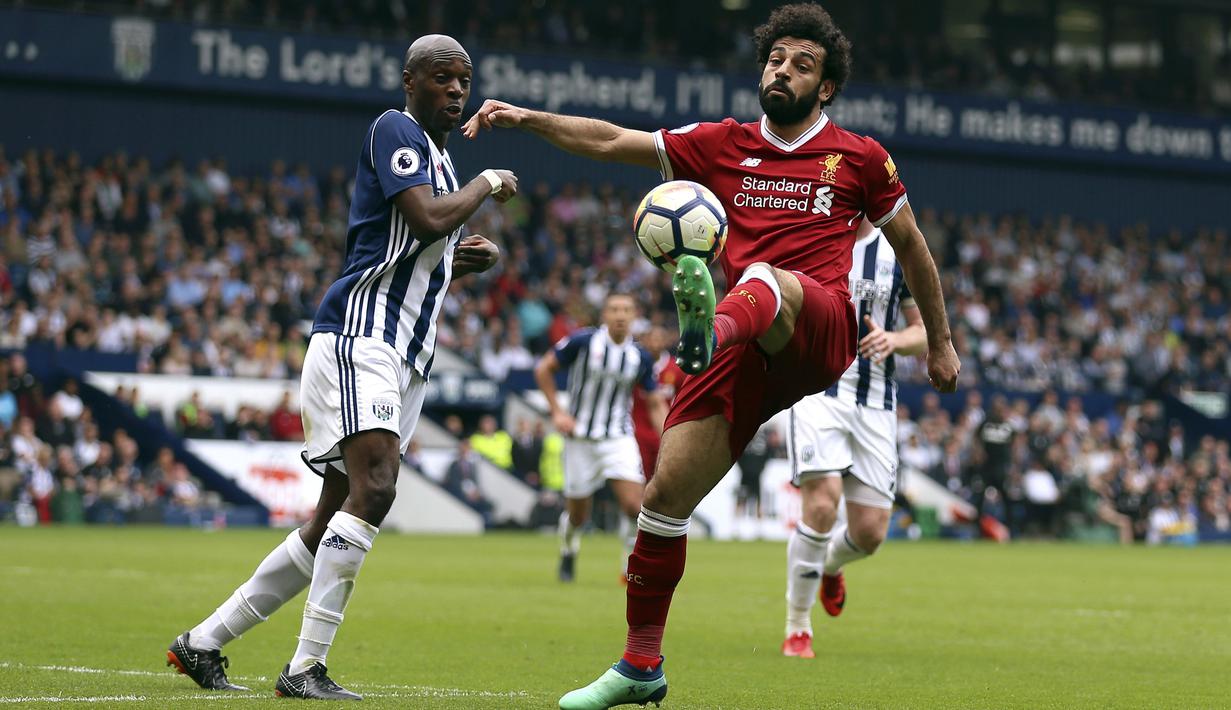 Aksi pemain Liverpool, Mohamed Salah saat berebut bola dengan pemain West Bromwich Albion, Allan Nyom (kiri) pada lanjutan Premier League di The Hawthorns, West Bromwich, (21/4/2018).  West Bromwich imbangi Liverpool 2-2. (Nigel French/PA via AP)