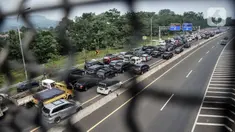 Kendaraan wisatawan terjebak penutupan jalur Puncak akibat sistem satu arah di Tol Jagorawi, Pandansari, Bogor, Jawa Barat, Minggu (19/9/2021). Polres Bogor menutup sementara jalur arah Puncak Pass seiring pemberlakuan sistem satu arah kendaraan dari Puncak ke Jakarta. (merdeka.com/Iqbal S. Nugroho)