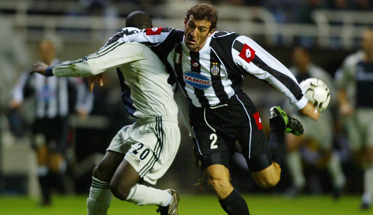 10. Ciro Ferrera - Meski bukan pilihan utama di Timnas Italia, dirinya menjadi salah satu bek tangguh di Juventus era 90an. Si Nyonya Tua mampu diantarnya meraih lima gelar scudetto, satu Coppa Italia, dua Supercoppa Italia dan sebuah trofi Liga Champions. (AFP/Adrian Dennis)