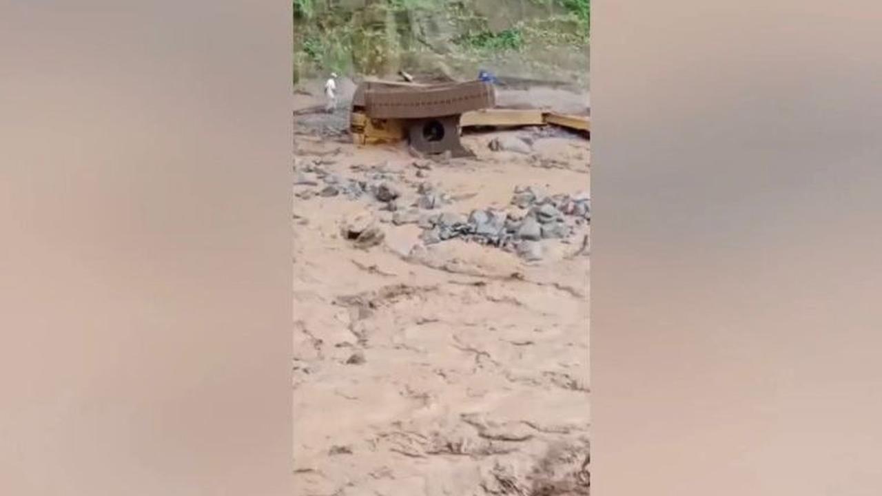 Diketahui, jasad tersebut adalah Suparman, warga Kesamben, Blitar, Jawa Timur, yang menjadi operator ekskavator tambang pasir.&nbsp;