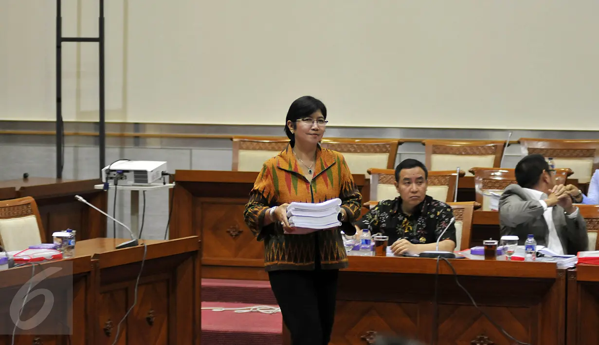 Ketua Panitia Seleksi Calon Pimpinan KPK (Pansel Capim KPK) Destry Damayanti membawa Dokumen Rekam Jejak Calon Pimpinan KPK kepada Komisi III di Kompleks Parlemen Senayan, Jakarta, Senin (23/11). (Liputan6.com/Johan Tallo)