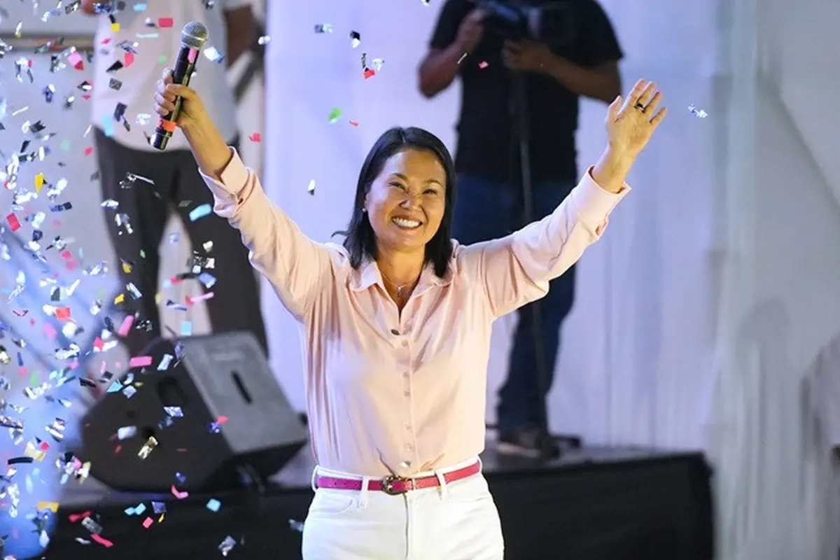 Keiko Fujimori melambaikan tangan kepada para pendukungnya saat berkampanye di Distrik San Juan de Lurigancho, Lima, Peru, Sabtu (9/5/2026).