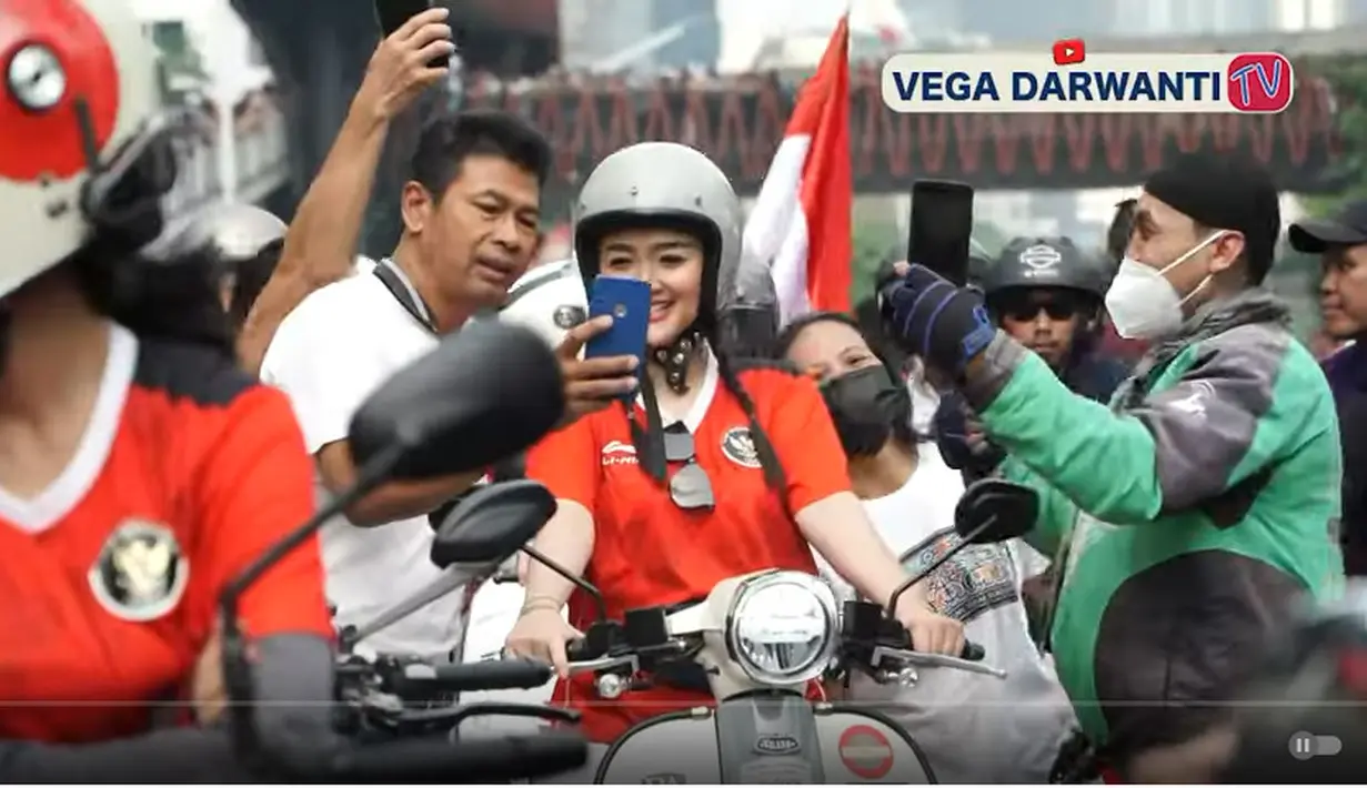 Tidak hanya para atlet yang menarik perhatian, kehadiran perempuan dua orang anak itu juga tak luput menyita perhatian. Banyak yang ingin berfoto dengan istri Dema Sany Senjaya ini. [Youtube/Vega Darwanti TV]