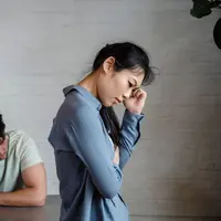 Ketika sama-sama ingin mempertahankan pendapat, komunikasi dan kompromi bisa menjadi kunci agar hubungan tidak berubah menjadi ajang adu ego. (Foto/Dok: Pexels)